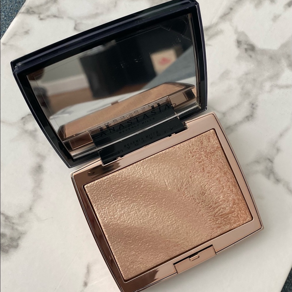anastasia amrezy highlighter
